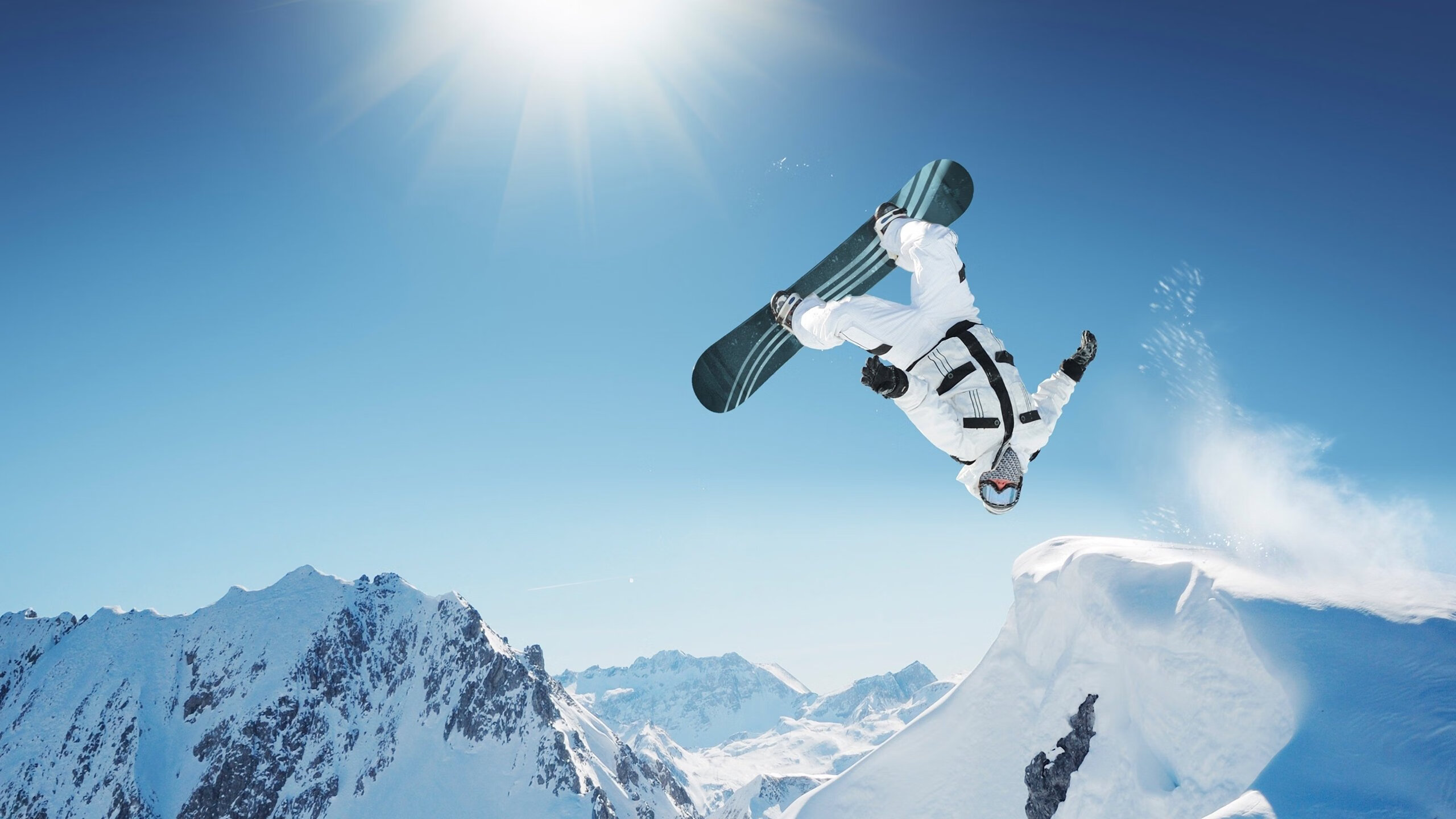 《顶级战队的幕后团队：教练、分析师揭秘》，顶级战队英文怎么写